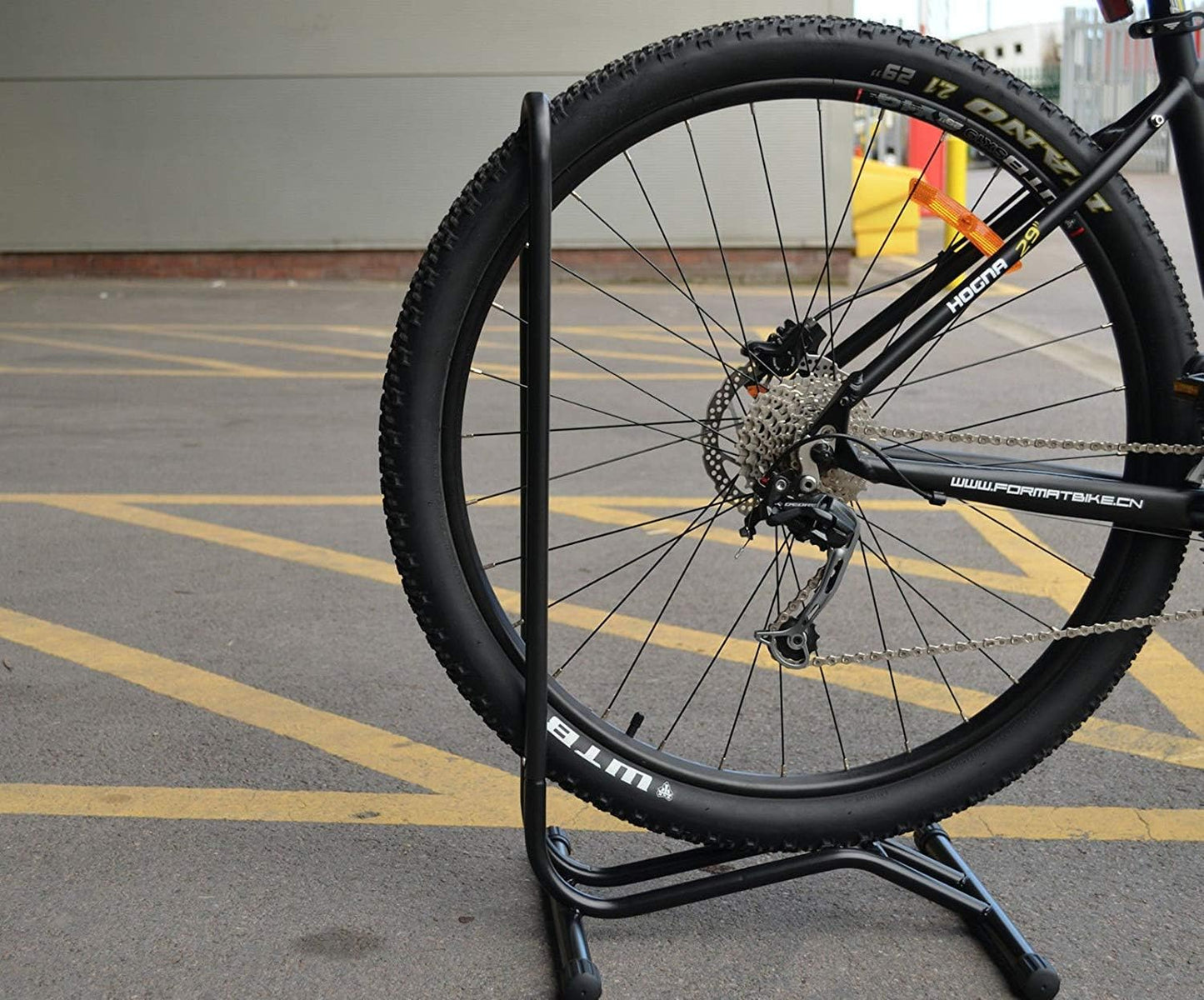 Support de vélo noir au sol, sport, cyclisme individuel, étagère de...
