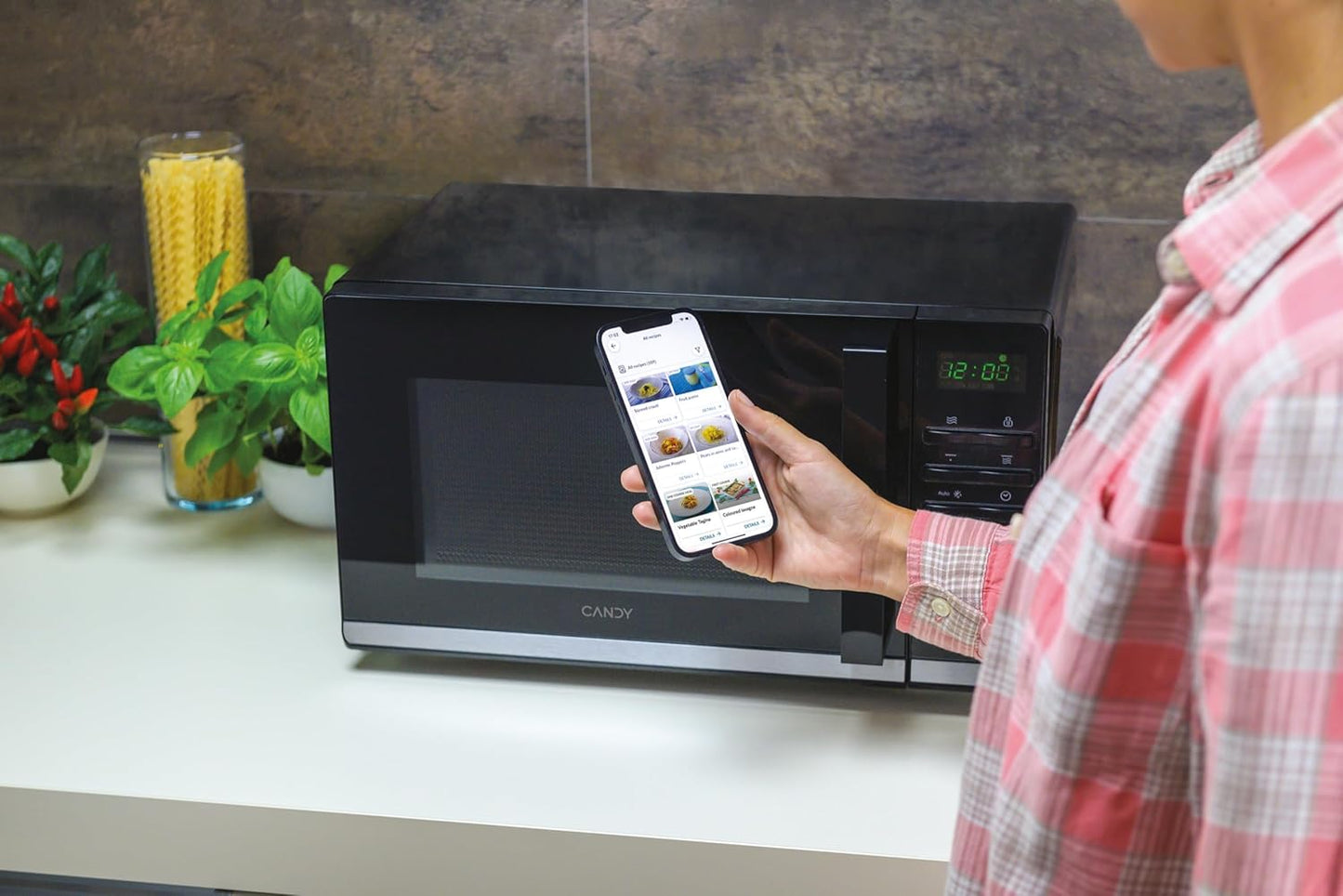 Candy Moderna CMGA23TNDB, Micro-ondes avec Grill, 23 L, 1400 W, 6 niveaux de puissance, Numérique, 8 fonctions, Verrouillage de sécurité, Plaque 27 cm, Grille, Autonettoyant, App hOn, Noir