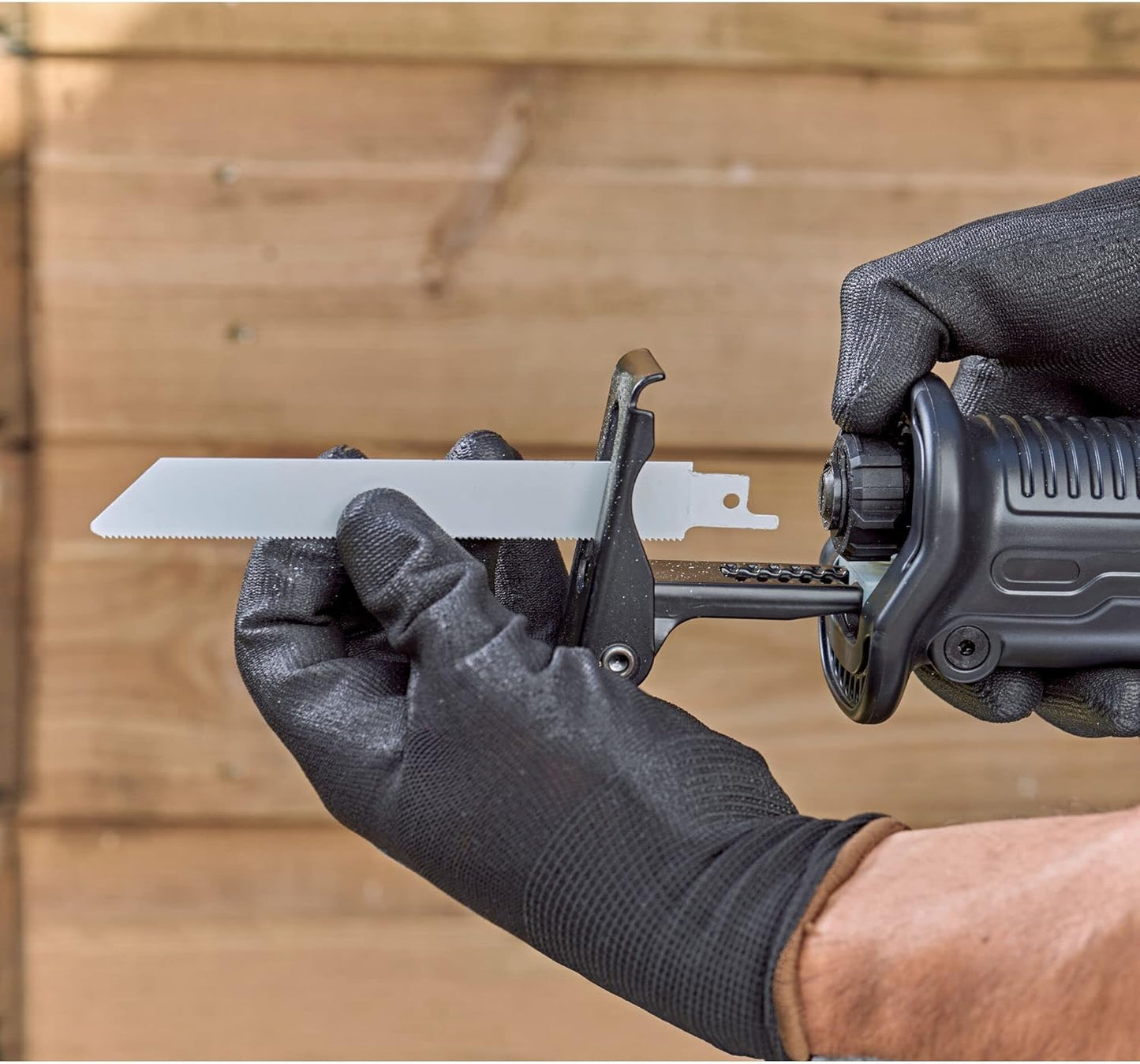 Scie sabre BLACK+DECKER 750 W, vitesse variable, 2 800 tr/min,...